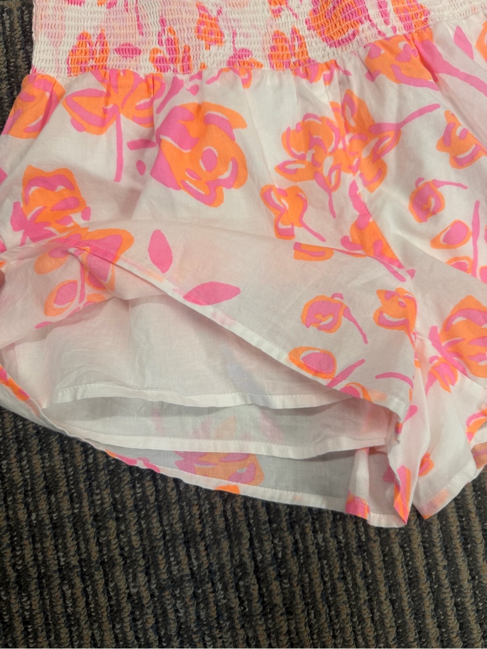 EUC Vineyard Vines Shorts Smocked Pink Orange Floral Sz Small - Picture 3 of 4